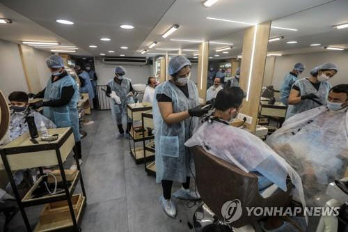 지난해 6월 인도 뭄바이의 한 미용실 모습. <EPA=연합뉴스>